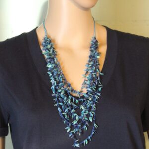 Kette aus Melonenkernen blau - in der Länge verstellbar