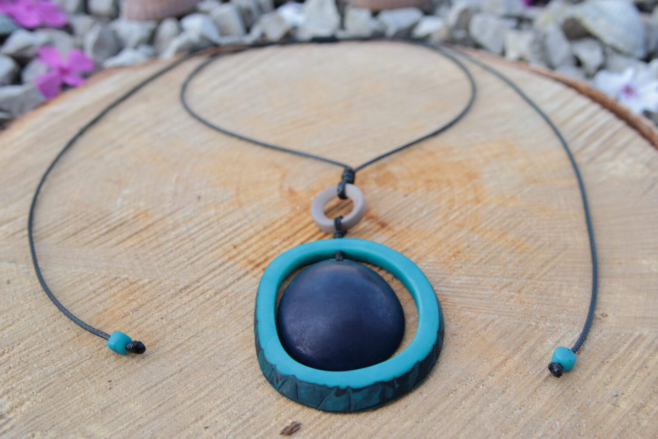 Kette "Saya“ aus der Tagua Nuss in der Länge verstellbar und in verschiedenen Farben