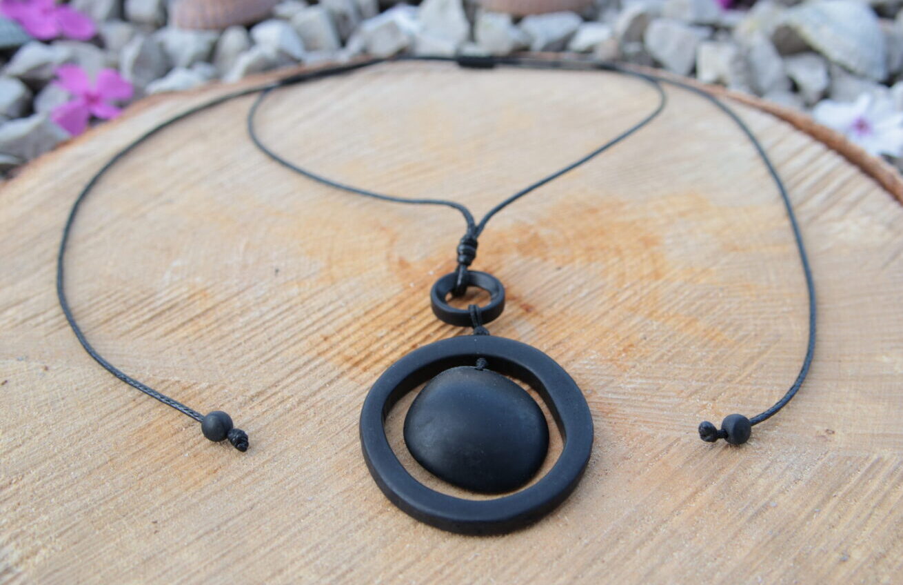 Kette "Saya“ aus der Tagua Nuss in der Länge verstellbar und in verschiedenen Farben – Bild 3