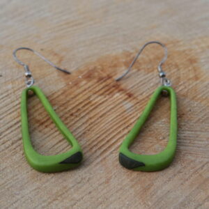 Ohrringe "Celiret" aus der Tagua Nuss in verschiedenen Farben mit Durchzieher aus 925er Silberdraht.