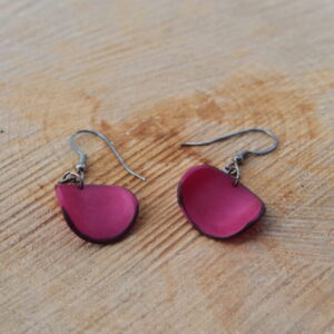 Ohrringe "Lararet" aus der Tagua Nuss in der Farbe pink mit Durchzieher aus 925er Silberdraht.