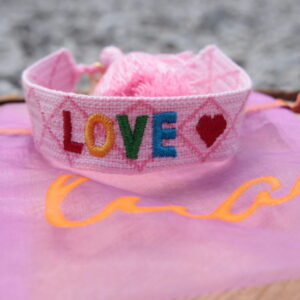 love Armband von lua accessoires  - gewebtes Armband mit buntem "LOVE" Schriftzug