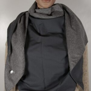 Dreieckstuch aus feinstem Loden aus Österreich in der Farbe grau