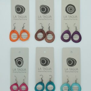 Handgefertigte Ohrringe aus Tagua-Nuss „Donaret“ in verschiedenen Farben mit 925er Silberdraht - Einzigartig und nachhaltig. Diese charmanten Ohrringe aus pflanzlichem Elfenbein sind leicht, langlebig und tragen die kolumbianische Lebensfreude in sich. Perfekt für umweltbewusste Mode-Liebhaber. Jedes Paar ist ein Unikat, das unter fairen Bedingungen in Kolumbien gefertigt wird. Hol dir ein Stück Natur mit diesem einzigartigen Schmuckstück