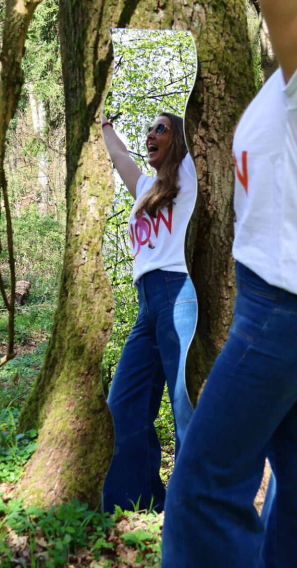 Exklusives T-Shirt WOW mit einzigartigem Kunstprint von Railin x Rebecca Bernau – limitiert, hochwertig und aus 100 % Baumwolle. Ein Must-Have für stilbewusste Frauen
