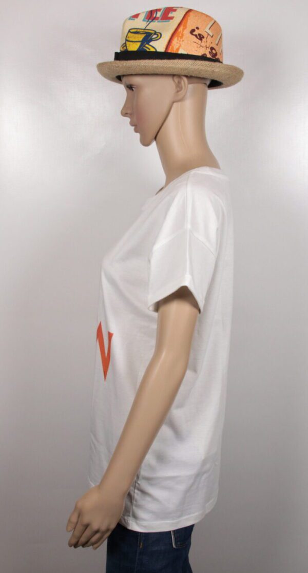 Detailreiche Nahaufnahme des T-shirt WOW in edlem Off White – der kunstvolle, limitierte Print verleiht dem Designerstück von Rebecca Bernau seine besondere Ausstrahlung. Das T-Shirt besteht aus feinem, Öko-Tex zertifiziertem Baumwolljersey und begeistert mit hochwertiger Verarbeitung sowie einem Look, der kreative Energie und stilvolles Understatement harmonisch verbindet
