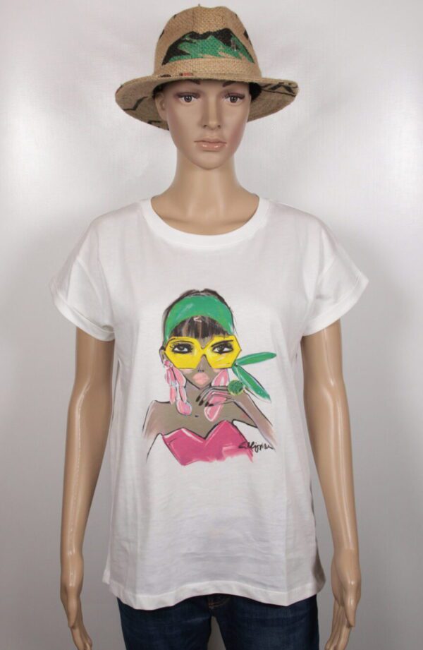 Das T-Shirt Saint Tropez aus der limitierten RAILIN x Lilli Grill Edition überzeugt mit künstlerischem Flair und mediterranem Stil. Der exklusive Art Print bringt das Gefühl von Côte d’Azur und Sommer in deinen Look – ideal kombiniert mit Jeans oder als stilvoller Akzent in eleganten Outfits