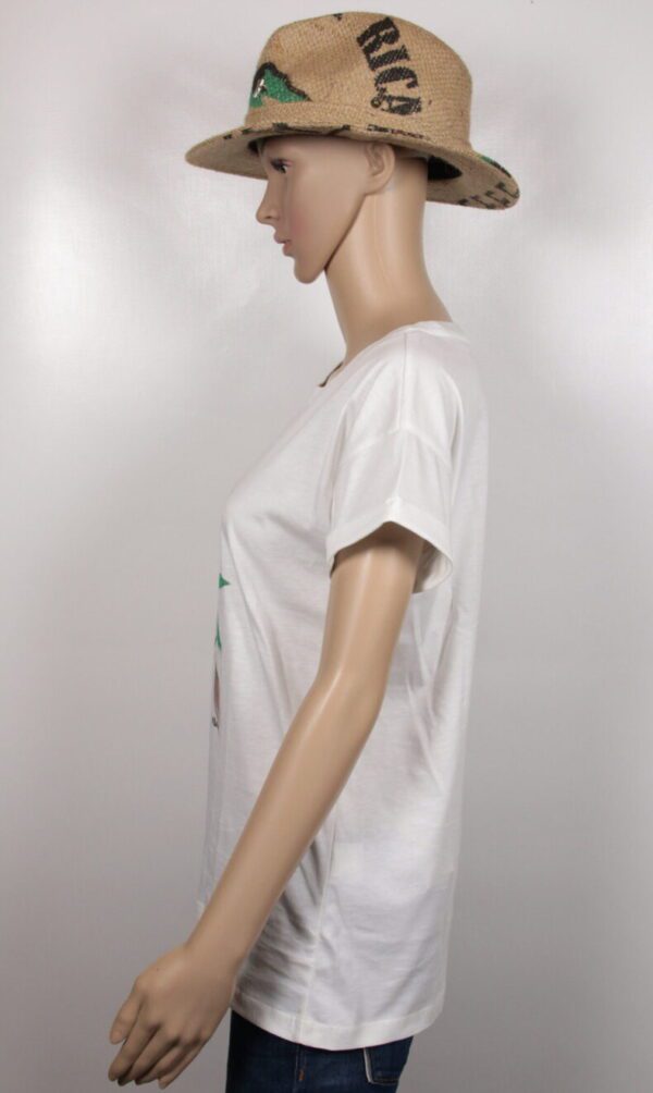 Detailaufnahme des T-Shirt Saint Tropez in Off White – aus seidig weichem, Öko-Tex zertifiziertem Baumwolljersey gefertigt und mit einem kunstvollen Print von Lilli Grill versehen. Dieses Designerstück vereint zurückhaltende Eleganz mit kreativer Ausstrahlung