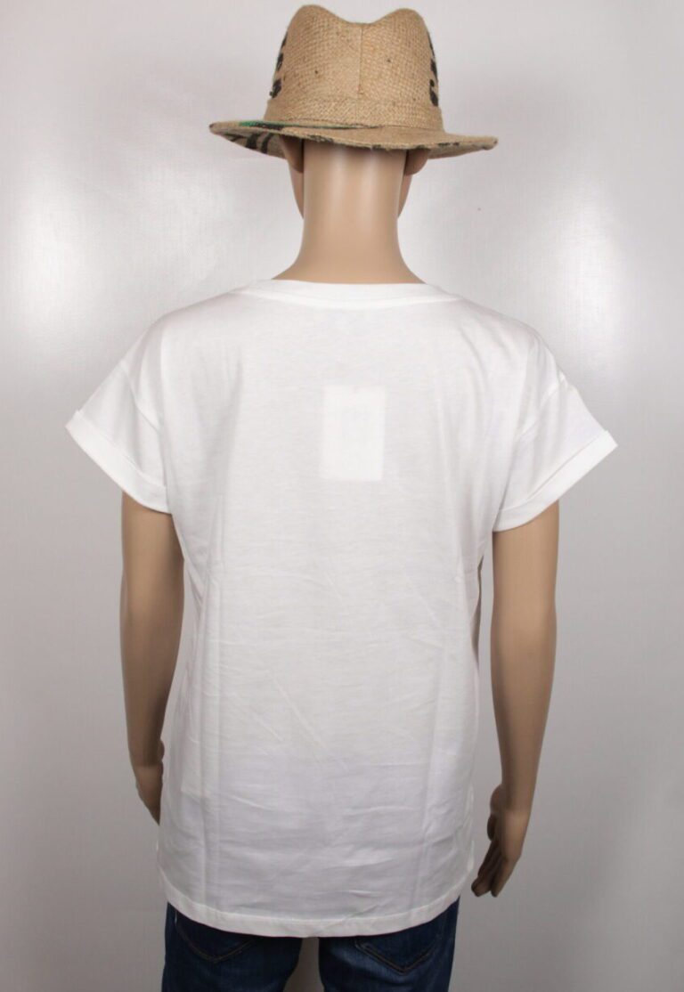 Das T-Shirt Saint Tropez wird durch seinen lockeren Schnitt, den edlen Stoff und den exklusiven Art Print zum besonderen Highlight im Alltag oder bei besonderen Anlässen. Inspiriert von der Côte d’Azur, spiegelt es sommerliche Leichtigkeit und stilvolles Understatement wider