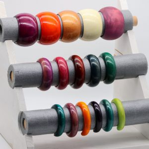Armreif von Umiwi aus 100% Mangoholz in verschiedenen Farben und Varianten