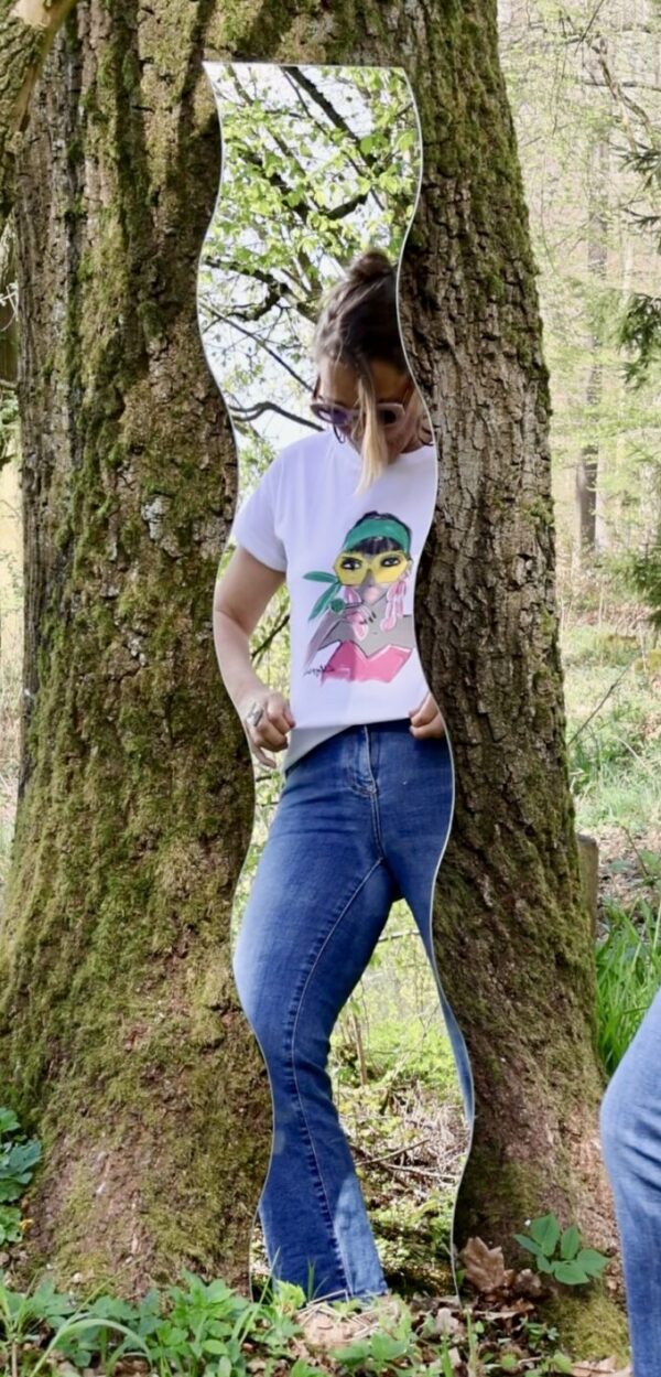 SAINT TROPEZ Art Print T-Shirt von Railin-Fashion – limitiertes Design aus der RAILIN x Lilli Grill Edition. Weicher Baumwolljersey mit exklusivem Print, lässiger Schnitt und sommerlicher Look in Off White