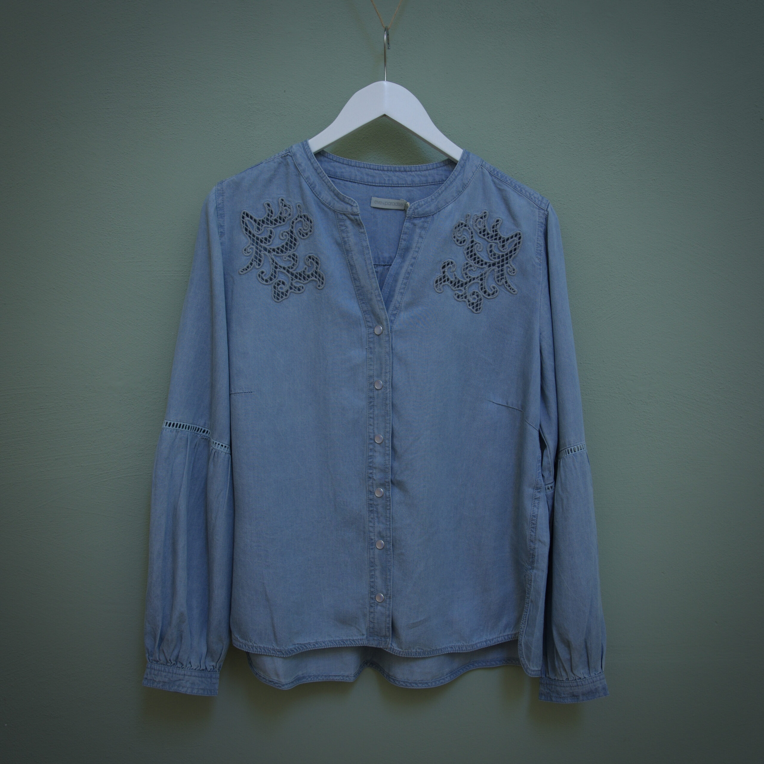 Bluse in Jeansoptik in der Farbe ice von eve in paradise